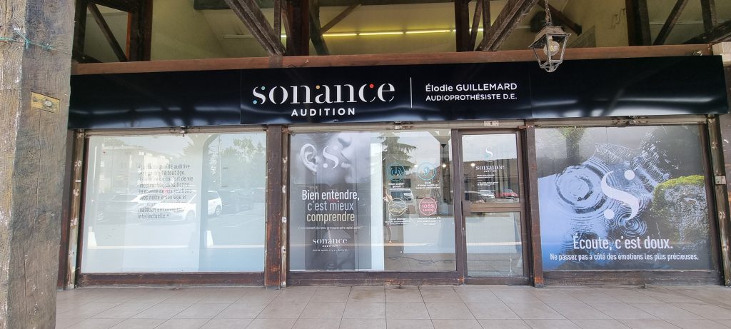 Vitrine du centre Sonance Audition de Breuillet, au centre commercial de Port Sud, audioprothésiste près de Saint-Chéron et Égly